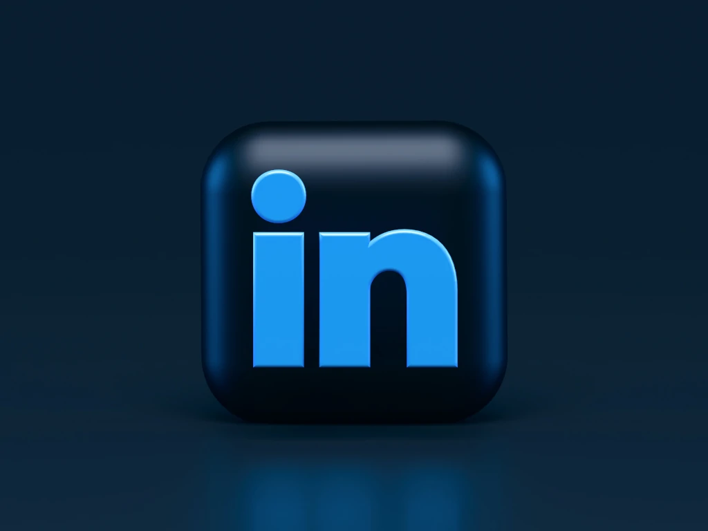 Logo LinkedIn sur fond noir